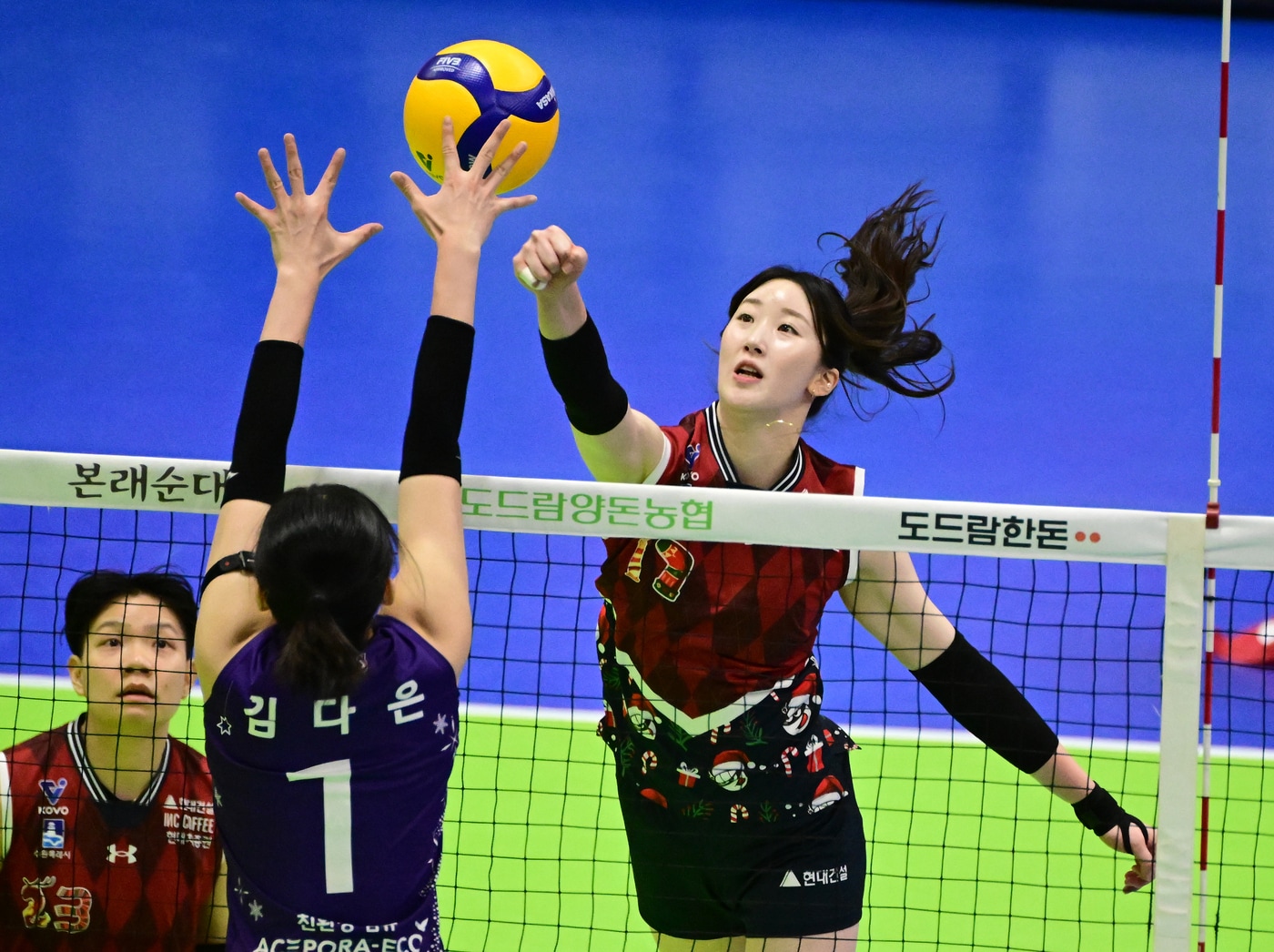 현대건설 고예림이 20일 경기 수원실내체육관에서 열린 도드람 2024-25 V리그 여자부 흥국생명과의 경기에서 공격을 시도하고 있다. (KOVO 제공)