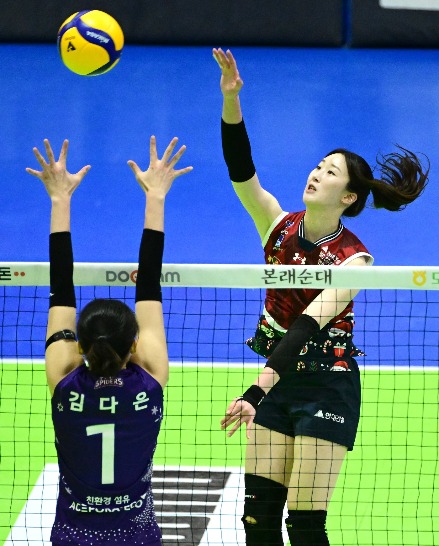 현대건설 고예림이 20일 경기 수원실내체육관에서 열린 도드람 2024-25 V리그 여자부 흥국생명과의 경기에서 공격을 시도하고 있다. (KOVO 제공)