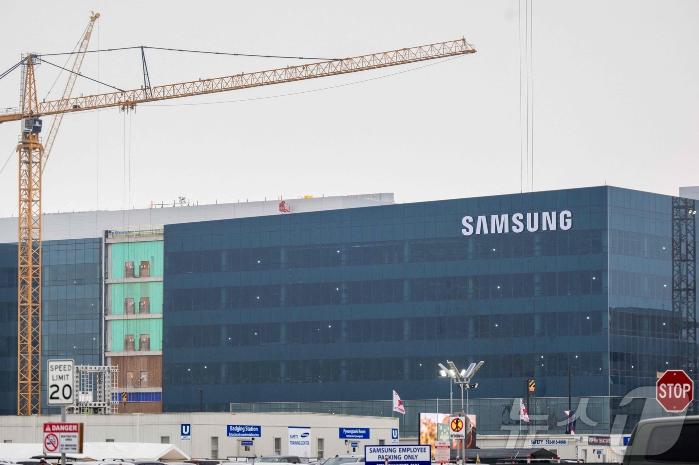 美 반도체 장비 '제동'...삼성·SK하닉, 中 공장 생산확대 차질 우려 - 뉴스 썸네일 이미지