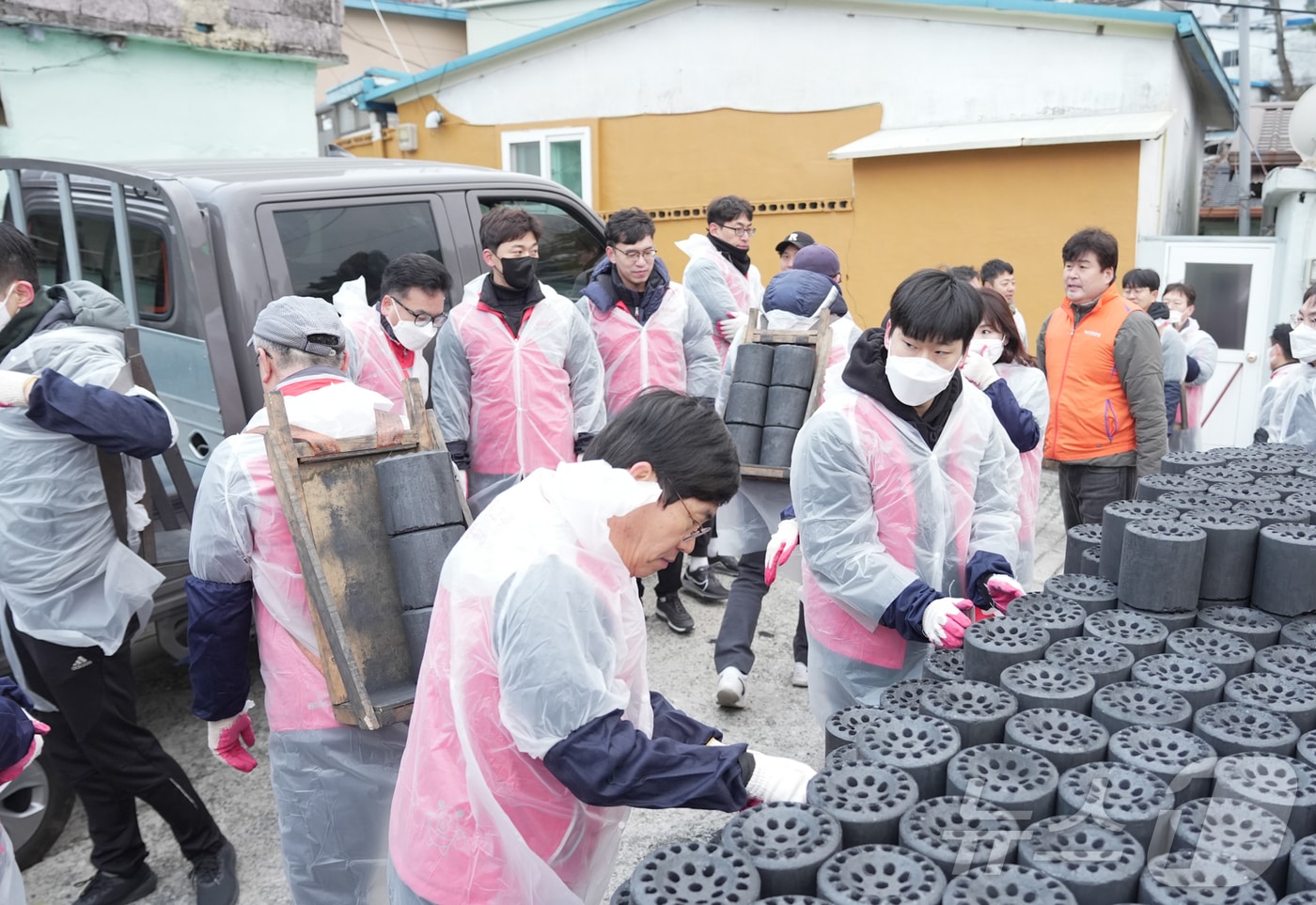 BNK부산은행 지역봉사단이 연탄나눔 활동을 하고 있다.&#40;&#40;BNK부산은행 제공&#41; 