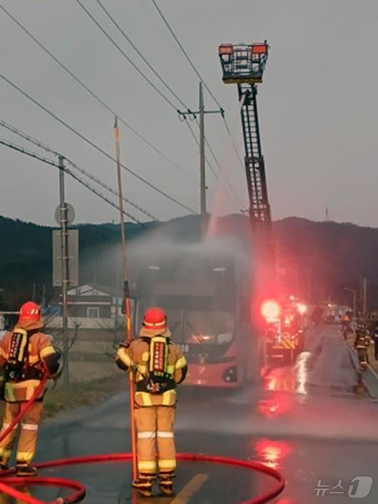 21일 오전 6시20분쯤 경북 포항시 북구 흥해읍에서 운행 중이던 전기 시내버스에서 불이 나 신고를 받고 출동한 119대원들이  열 폭주를 차단하고 있다. &#40;포항북부소방서제공&#41; 2024.12.21/뉴스1 