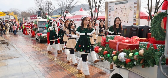 2024 임실산타축제가 열린 21일 전북자치도 임실군 임실치즈테마파크에서 퍼레이드가 열리고 있다. 산타축제는 21일부터 25일까지 5일간 임실치즈테마파크에서 펼쳐진다. &#40;임실군청 제공&#41; 2024.12.21/뉴스1 