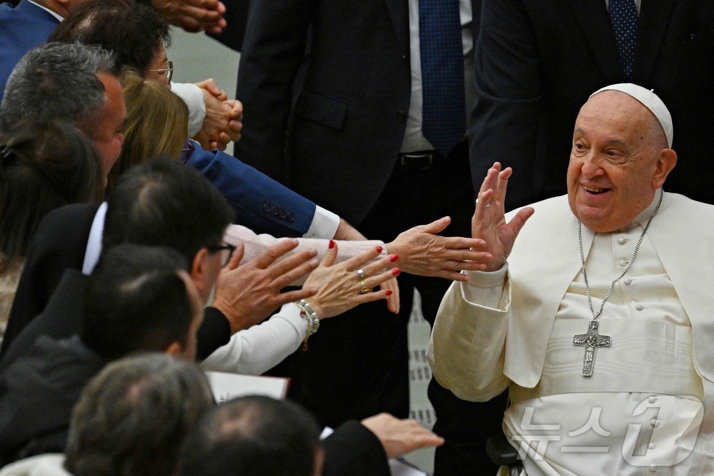 프란치스코 교황이 21일 (현지시간) 바티칸에서 교황청 사제 등을 대상으로 한 연례 성탄 연설을 하기 위해 도착하며 환영을 받고 있다. 2024.12.22 ⓒ AFP=뉴스1 ⓒ News1 우동명 기자