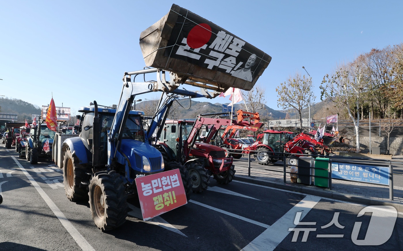 전국농민회총연맹 전봉준 투쟁단 농민들이 지난해 12월 22일 윤석열 대통령 체포와 구속을 촉구하는 집회를 위해 트랙터를 몰고 상경하던 중 서울 남태령 고개 인근에서 경찰 차벽에 막혀 대기하고 있다. 2024.12.22/뉴스1 ⓒ News1 박세연 기자