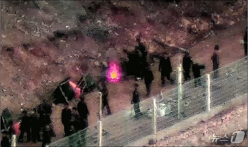 군사분계선 인근에서 북한군이 모여 있는 모습.  &#40;합동참모본부 제공&#41; 2024.12.23/뉴스1