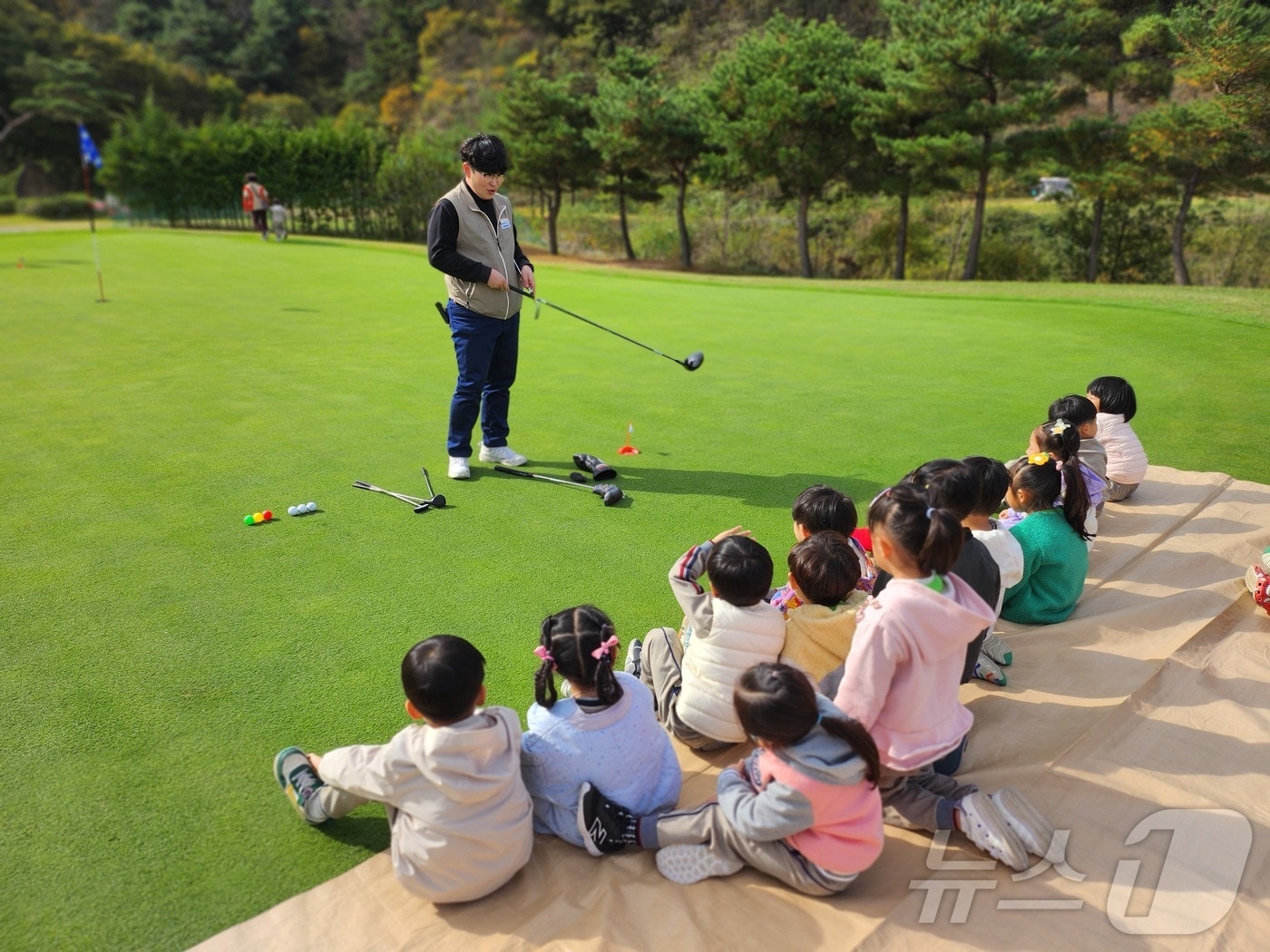 거창군의 지역 어린이 초청 골프 현장 학습 장면&#40;거창군 제공&#41;.