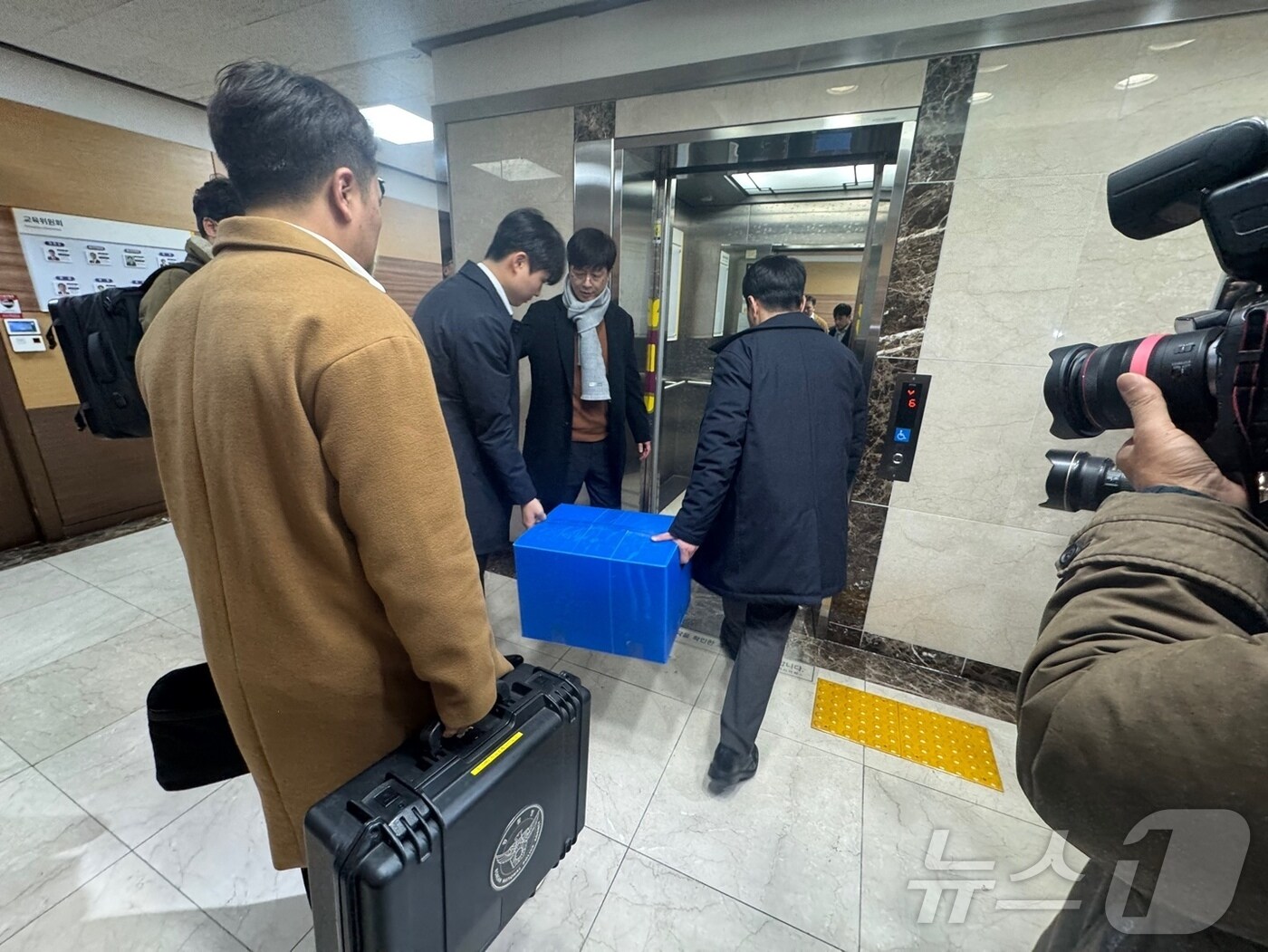 인천경찰청 반부패경제범죄수사대는 23일 인천시의회 교육위원회에서 '전자칠판' 납품 사업 관련 뇌물수수 혐의를 받는 조현영 인천시의원의 사무실을 압수수색한 뒤 관련 자료를 상자에 담아 나오고 있다. 2024.12.23/뉴스1 ⓒ News1 박소영 기자