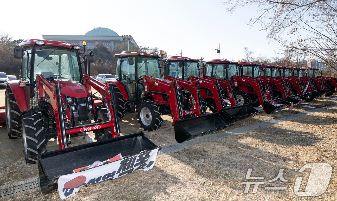 지난해 12월 22일 윤석열 대통령의 구속을 촉구하며 서울 용산구 한남동 대통령 관저 인근에서 &#39;트랙터 상경시위&#39;를 벌인 전국농민회총연맹&#40;전농&#41;의 트랙터가 다음 날인 23일 서울 영등포구 여의도 국회 둔치 주차장에 주차돼 있다. 2024.12.23/뉴스1 ⓒ News1 이승배 기자