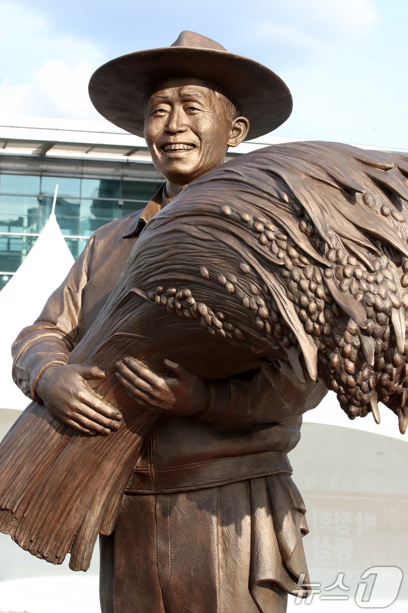 지난해 12월23일 오후 대구 동구 동대구역 광장에 모습을 드러낸 박정희 전 대통령 동상. 동상 건립에 대한 찬반 의견이 팽팽하게 맞서는 가운데 동상 제막 후 현장에서는 박정희 전 대통령과 닮지 않았다는 반응도 나오고 있다. 2024.12.23/뉴스1 ⓒ News1 공정식 기자