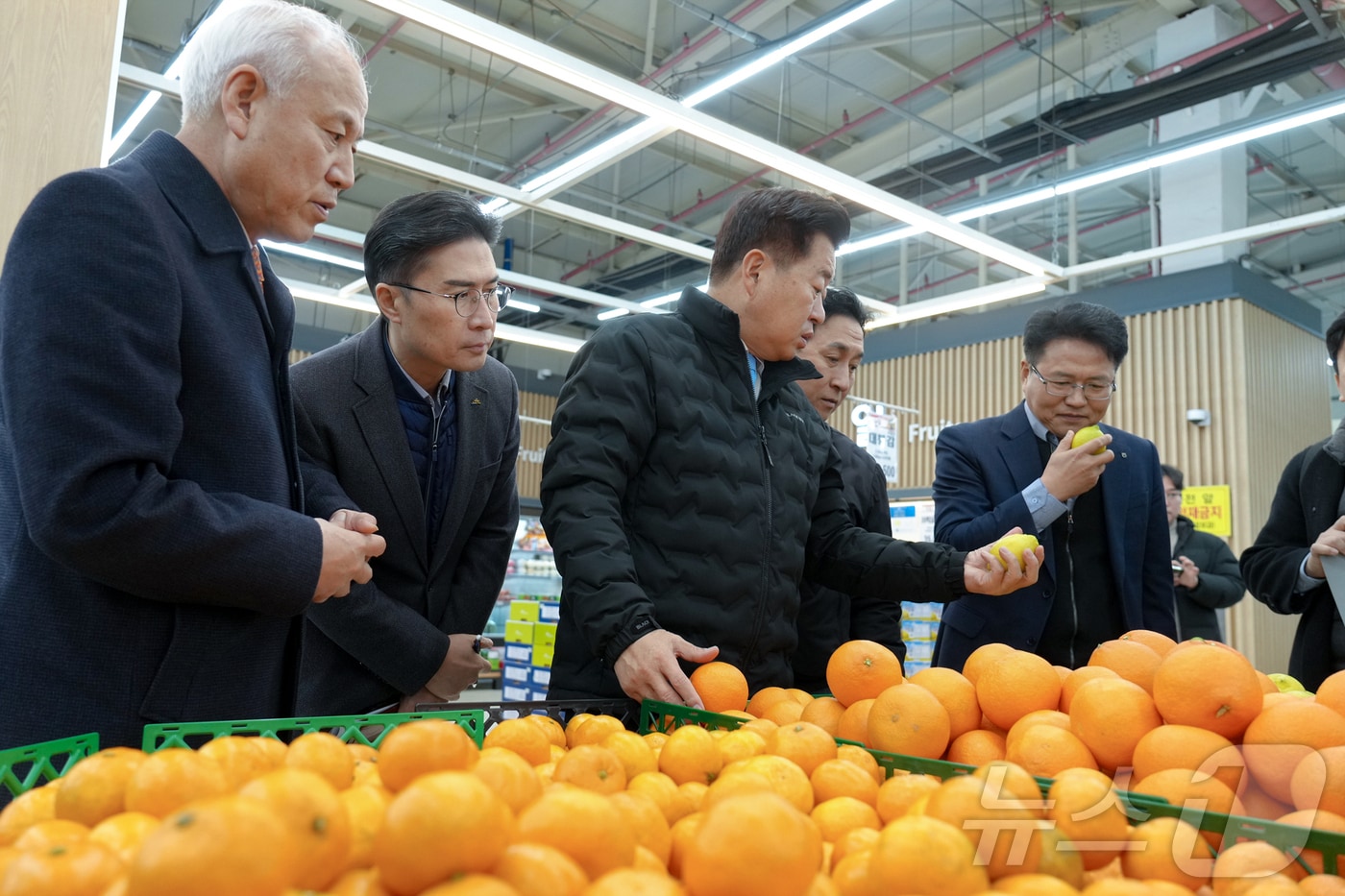 오영훈 제주특별자치도지사가 23일 오전 제주농협 하나로마트 제주점을 방문해 물가 동향을 점검하고 있다.&#40;제주특별자치도 제공&#41;