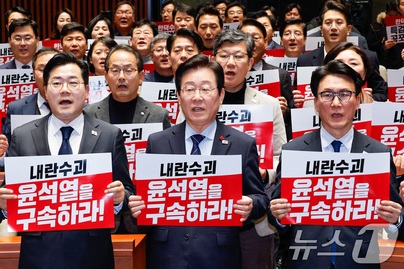 이재명 더불어민주당 대표&#40;가운데&#41; 2024.12.23/뉴스1 ⓒ News1 안은나 기자