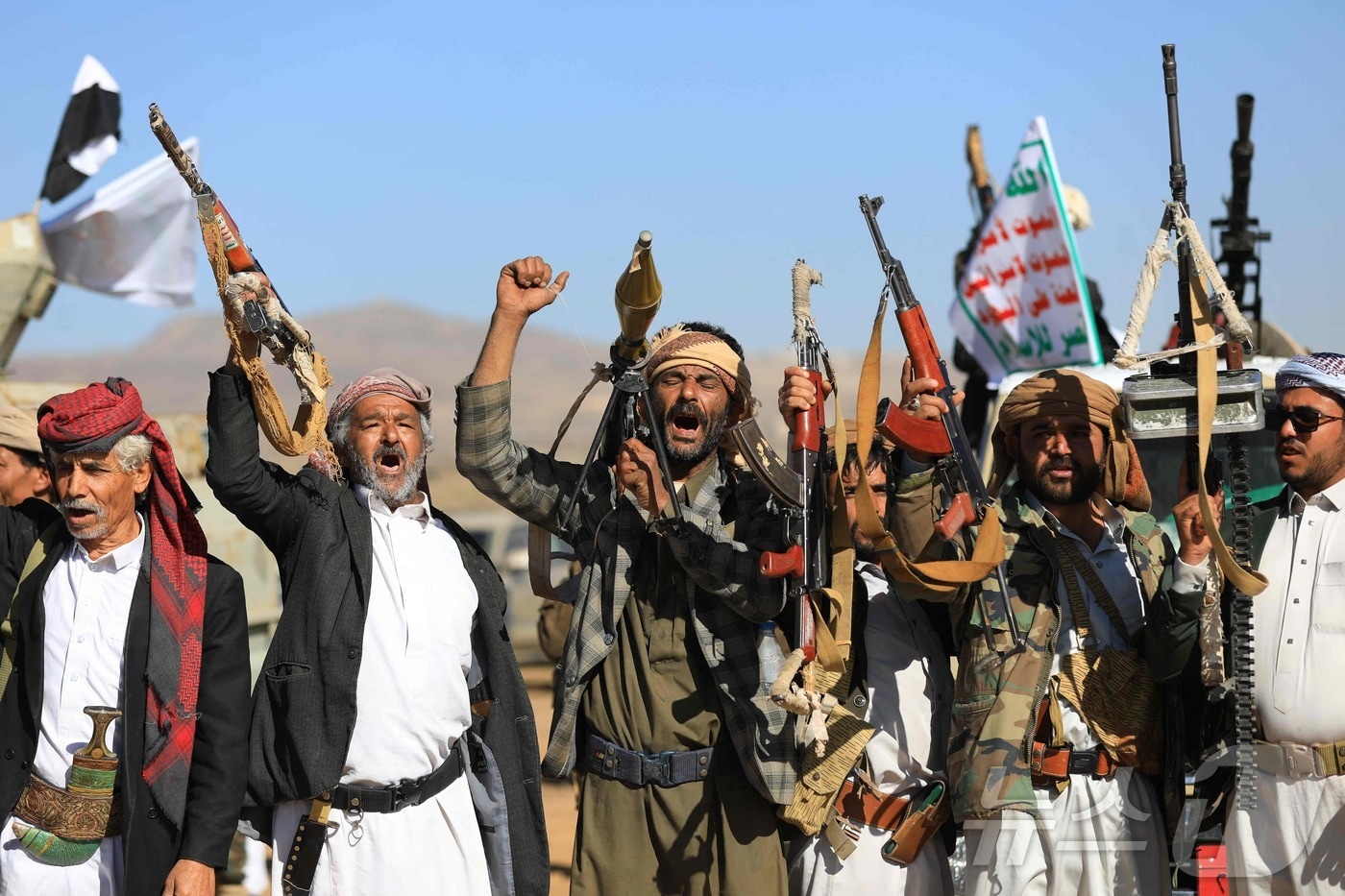 23일 (현지시간) 예멘 부족 전사들이 후티 반군 통제 지역인 사나 교외에서 이스라엘의 격퇴와 팔레스타인과 연대를 주장하는 시위를 하고 있다. 2024.12.24 ⓒ AFP=뉴스1 ⓒ News1 우동명 기자