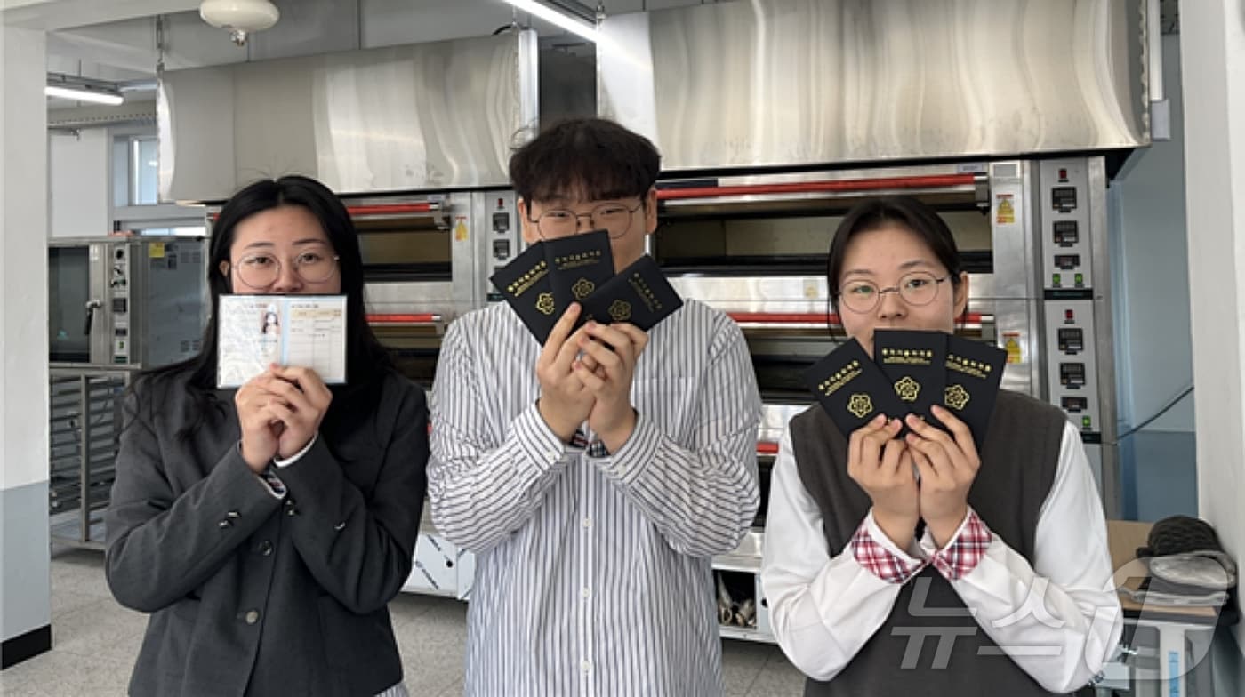 충북 영동산업과학고등학교 바이오식품과 학생들이 취득한 자격증으로 자신의 우수한 인재성을 뽐내고 있다.&#40;충북교육청 제공&#41;/뉴스1