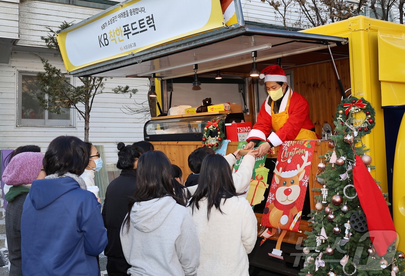 지난 23일 수원시 동광원에서 ‘KB착한푸드트럭’ 1호점 대표가 간식을 전달하고 있다.&#40;KB금융 제공&#41;