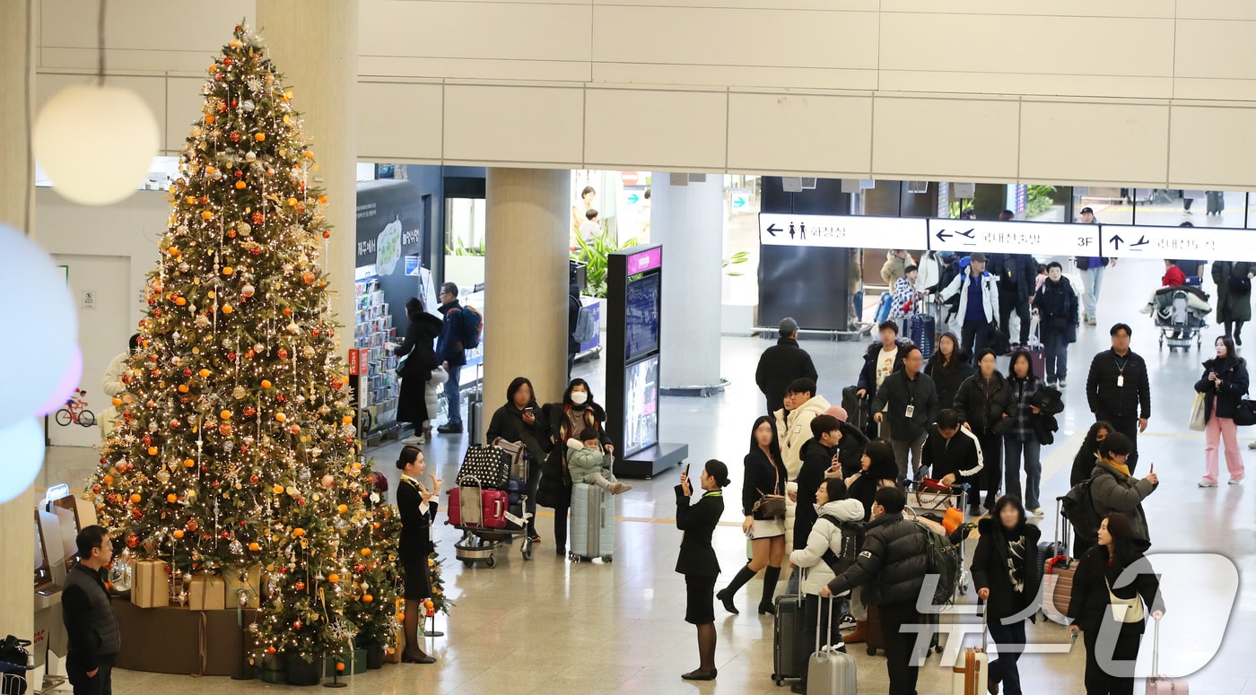 성탄절인 25일 오후 제주국제공항 국내선 도착 대합실에 설치된 대형 감귤 크리스마스 트리가 눈길을 끌고 있다. 2024.12.25/뉴스1 ⓒ News1 오현지 기자