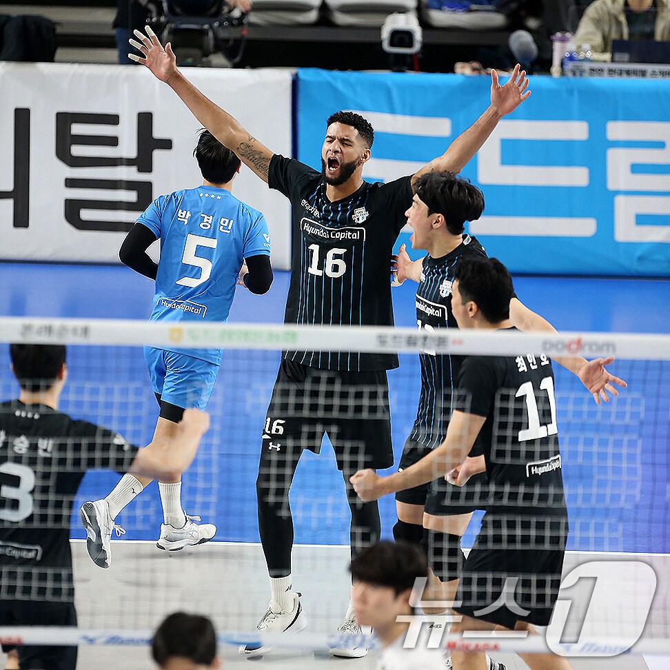 25일 천안 유관순체육관에서 열린 24-25시즌 도드람 v-리그 현대캐피탈과 대한항공의 경기에서 현대캐피탈 레오가 득점 후 환호하고 있다. (현대캐피탈 제공) 2024.12.25/뉴스1