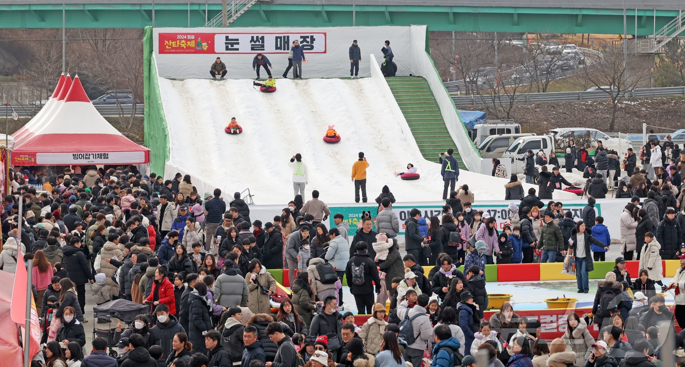 임실 산타축제 마지막 날인 25일 전북자치도 임실군 치즈테마파크를 찾은 관광객들이 각종 체험과 먹거리를 즐기며 즐거운 시간을 갖고 있다. (임실군청 제공) 2024.12.25/뉴스1