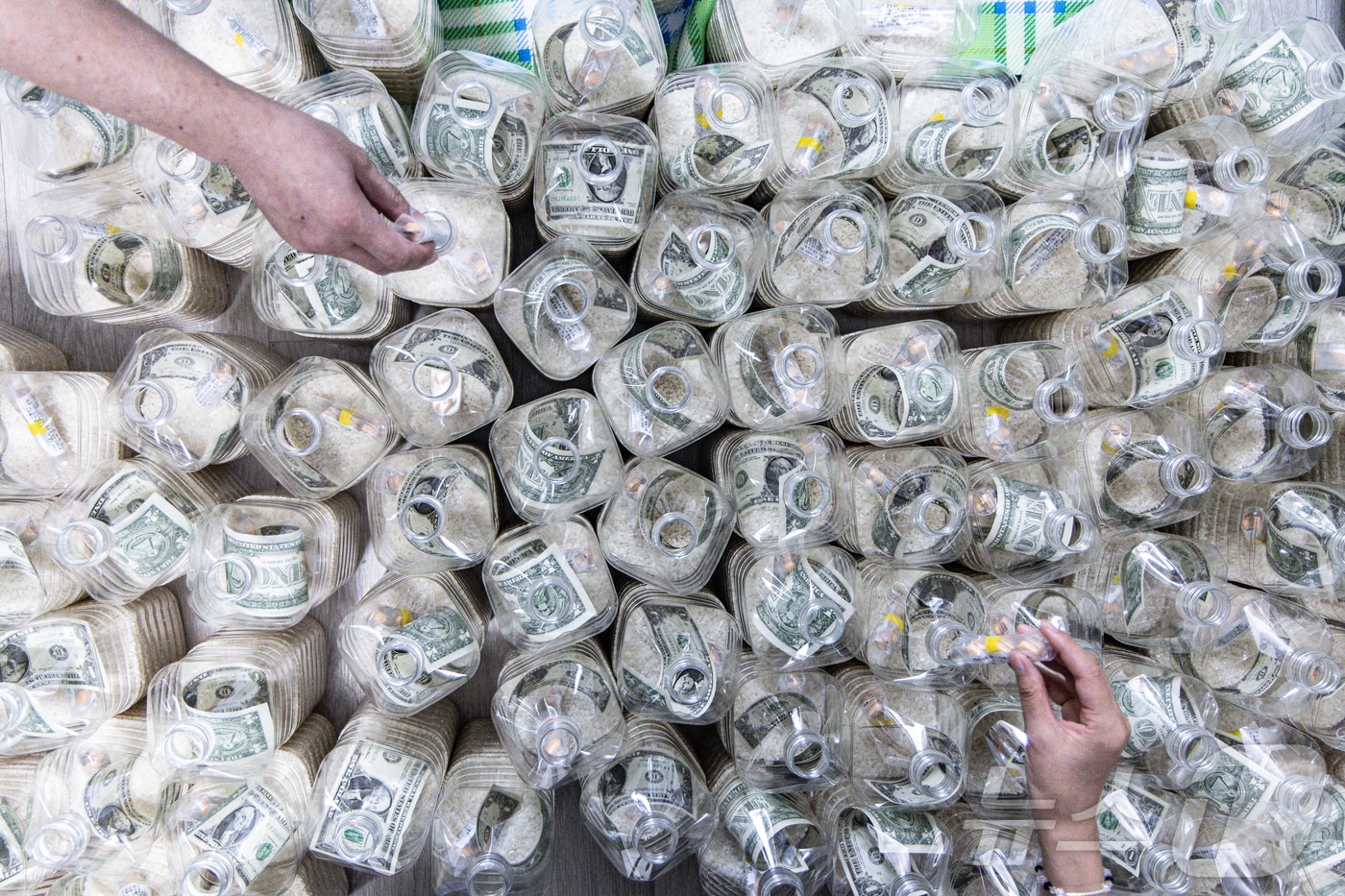 쌀이 담긴 페트병 자료사진(사진은 기사 내용과 무관함) / 뉴스1 ⓒ News1