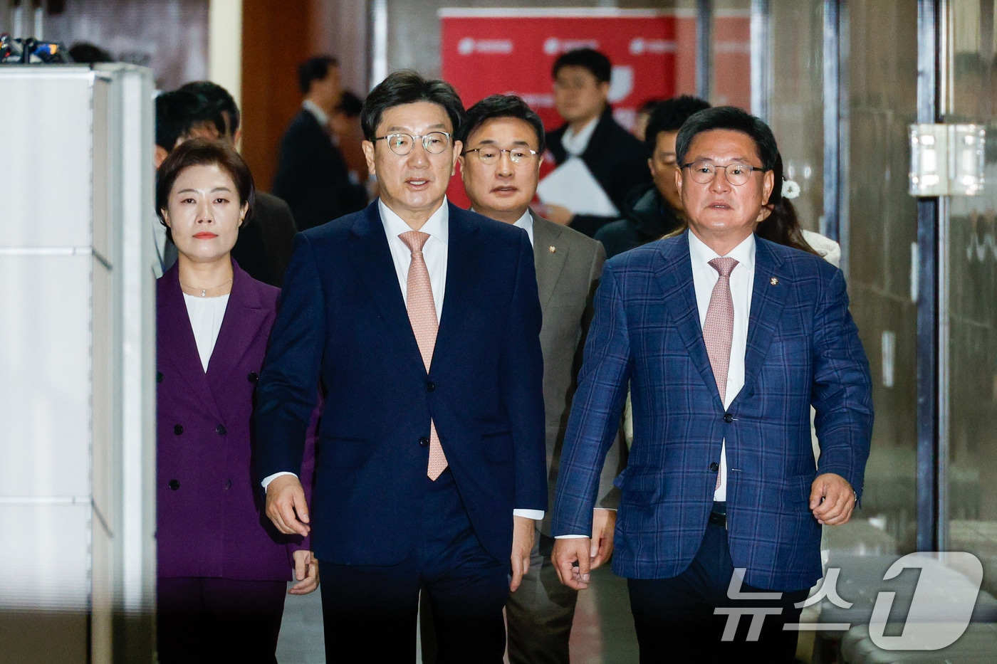 권성동 국민의힘 당대표 권한대행 겸 원내대표(왼쪽)와 이헌승 전국위원회 위원장이 26일 서울 여의도 국회에서 비공개로 열린 제19차 상임전국위원회에 참석하고 있다. 2024.12.26/뉴스1 ⓒ News1 안은나 기자