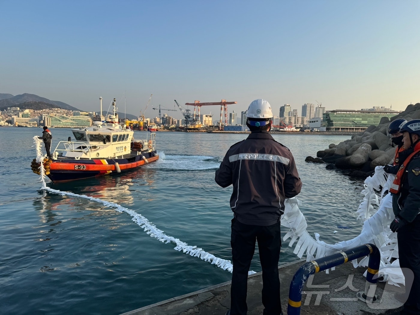 26일 해경이 선박 침몰 사고가 발생한 서구 남부민방파제에서 방제작업을 하고 있다(부산해경 제공)