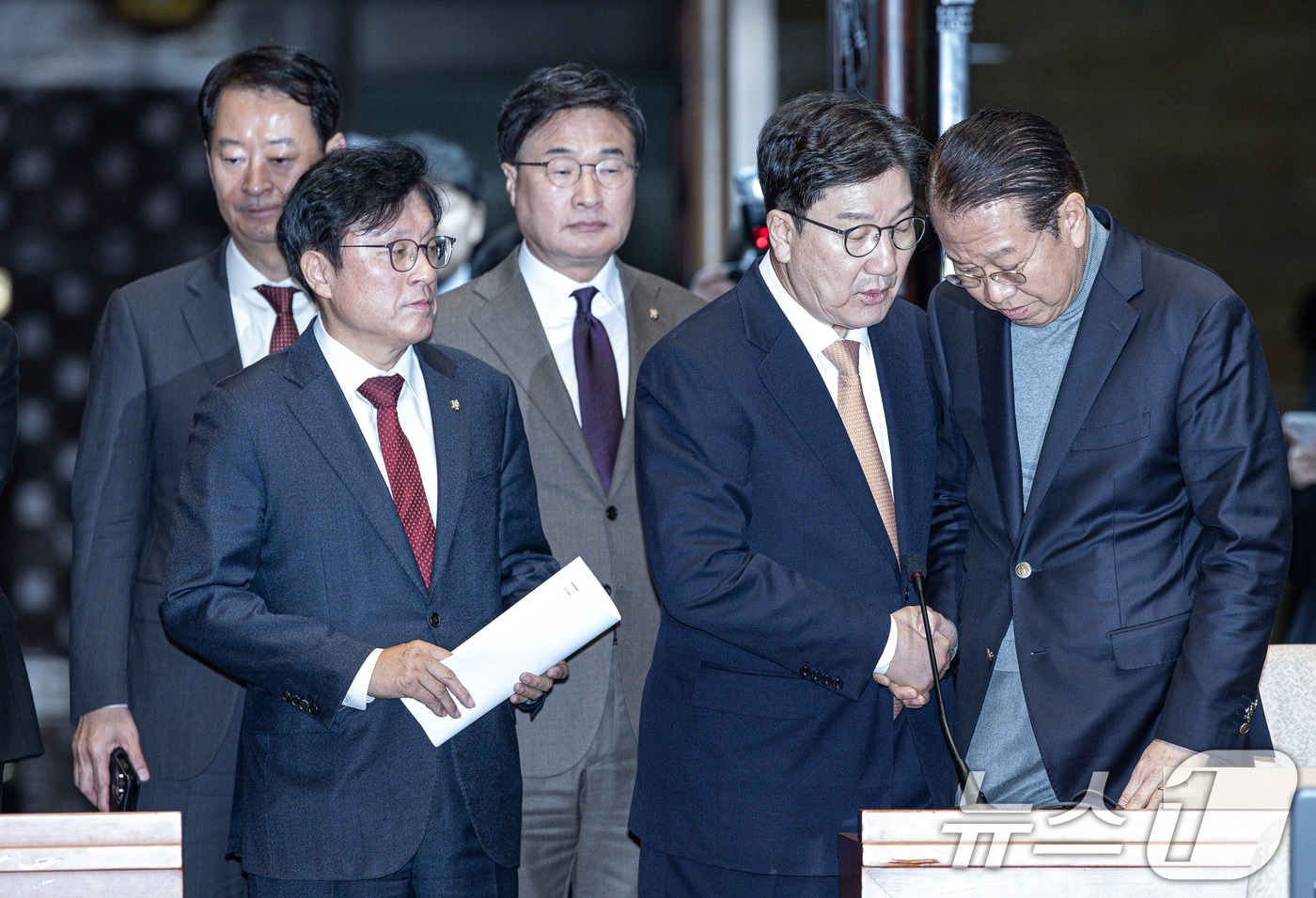 권성동 국민의힘 대표 권한대행 겸 원내대표가 26일 오전 서울 여의도 국회에서 열린 의원총회에서 비상대책위원장에 지명된 권영세 의원과 인사하고 있다. 2024.12.26/뉴스1 ⓒ News1 이재명 기자