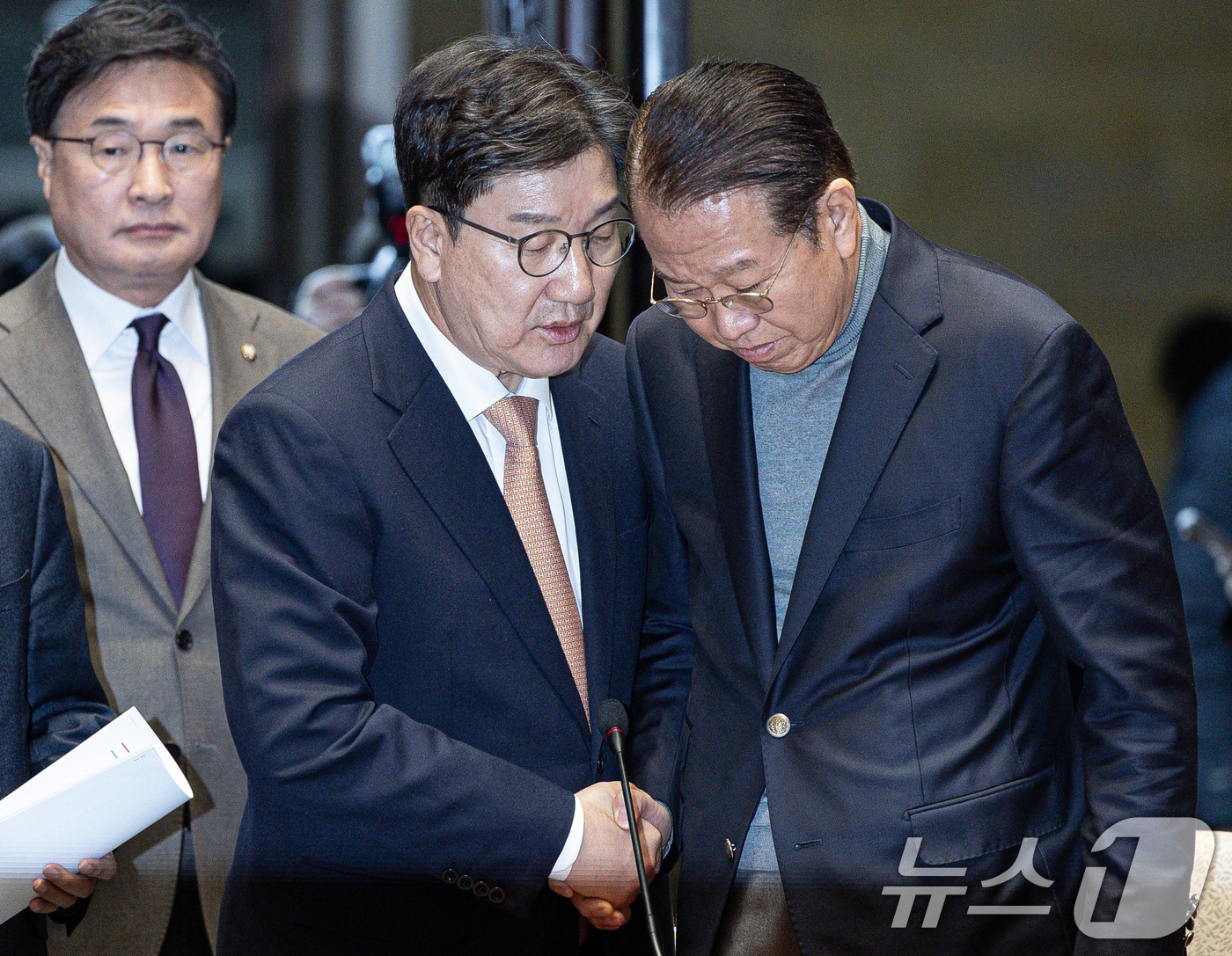 권성동 국민의힘 대표 권한대행 겸 원내대표가 26일 오전 서울 여의도 국회에서 열린 의원총회에서 비상대책위원장에 지명된 권영세 의원과 인사하고 있다. 2024.12.26/뉴스1 ⓒ News1 이재명 기자