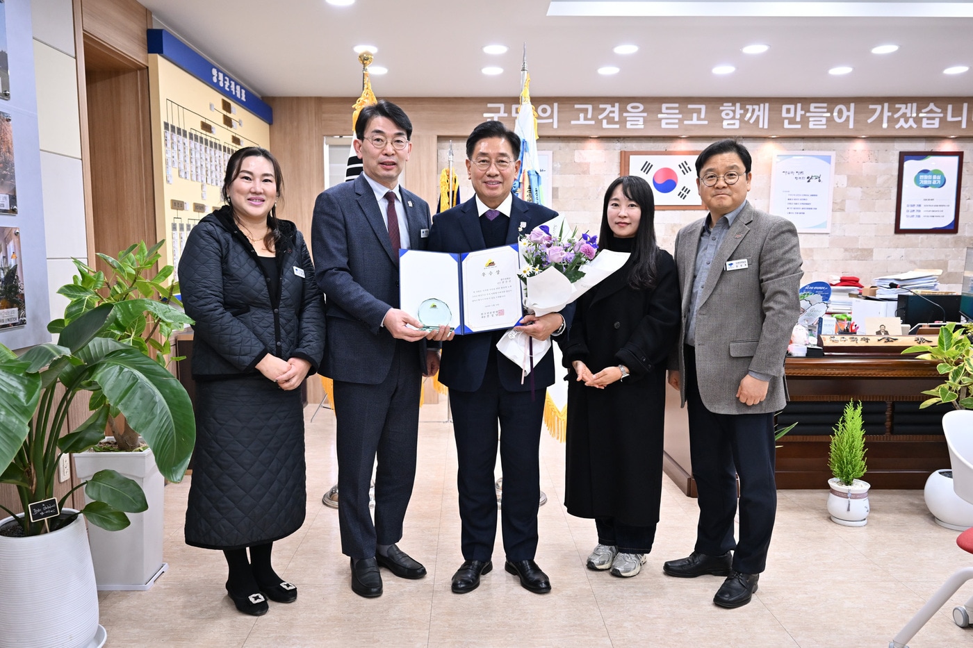  전진선 경기 양평군수가 &#39;제3회 의정·행정대상&#39; 기초단체장 부문에서 우수상을 받고 기념사진을 찍고 있다.&#40;양평군 제공&#41;/뉴스1