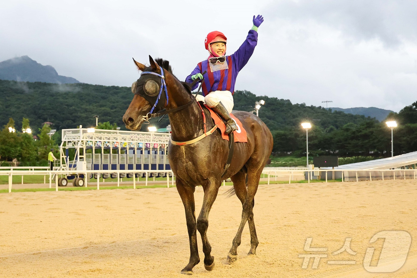 글로벌히트와 김혜선 기수&#40;렛츠런파크 부산경남 제공&#41;