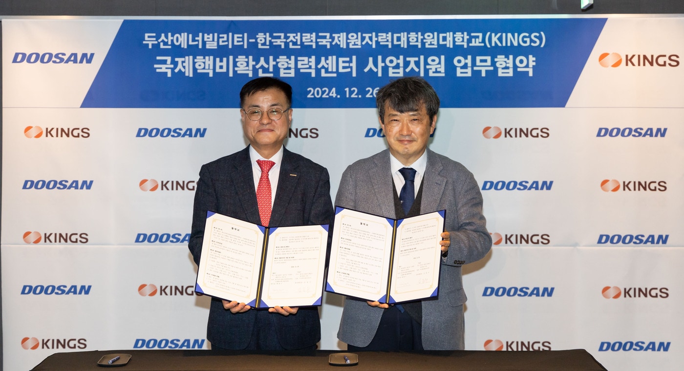  황용수 국제핵비확산협력센터 센터장(오른쪽)과 김종두 두산에너빌리티 원자력BG장이 협약서에 서명 후 기념촬영을 하고 있다.(두산에너빌리티 제공)