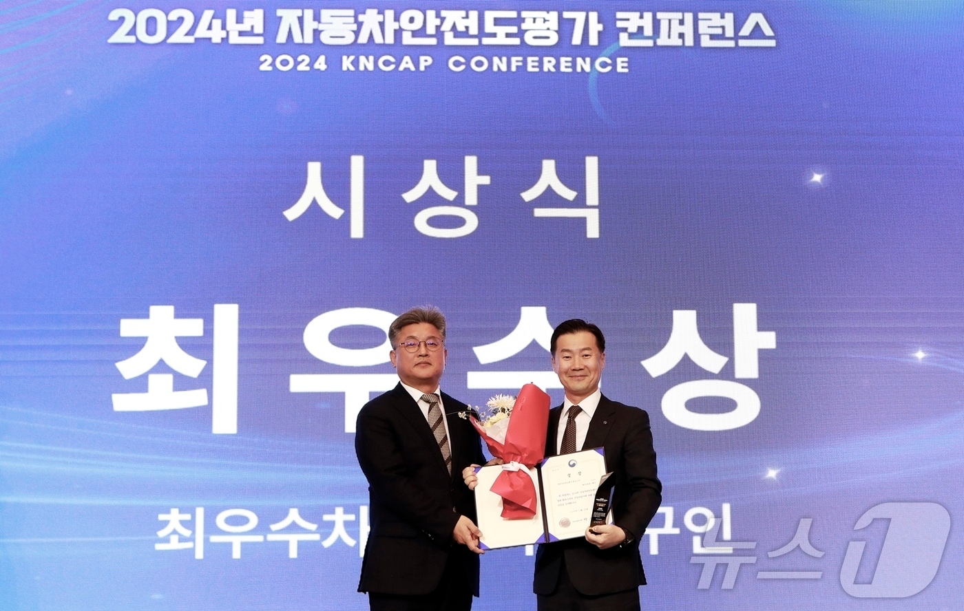 벤츠 코리아는 2024년 자동차안전도평가&#40;KNCAP&#41;에서 최우수상을 받았다.&#40;메르세데스-벤츠 제공&#41; 