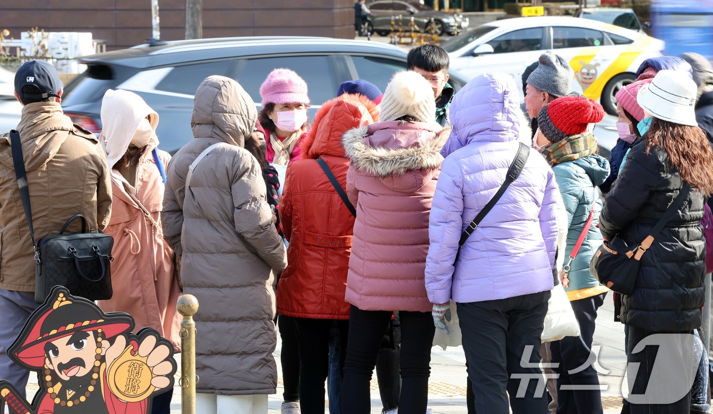 강추위가 찾아온 27일 서울 중구 덕수궁에서 외국인 관광객들이 관람 전 대화를 나누고 있다. 2024.12.27/뉴스1 ⓒ News1 황기선 기자