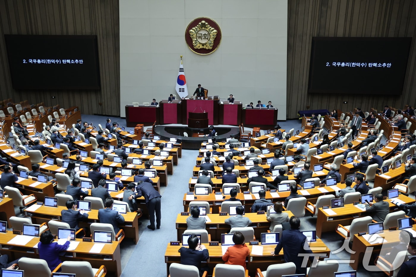 27일 오후 서울 여의도 국회 본회의장에서 열린 제420회 국회&#40;임시회&#41; 제2차 본회의에서 한덕수 국무총리 탄핵소추안이 상정돼 있다. 2024.12.27/뉴스1 ⓒ News1 이재명 기자