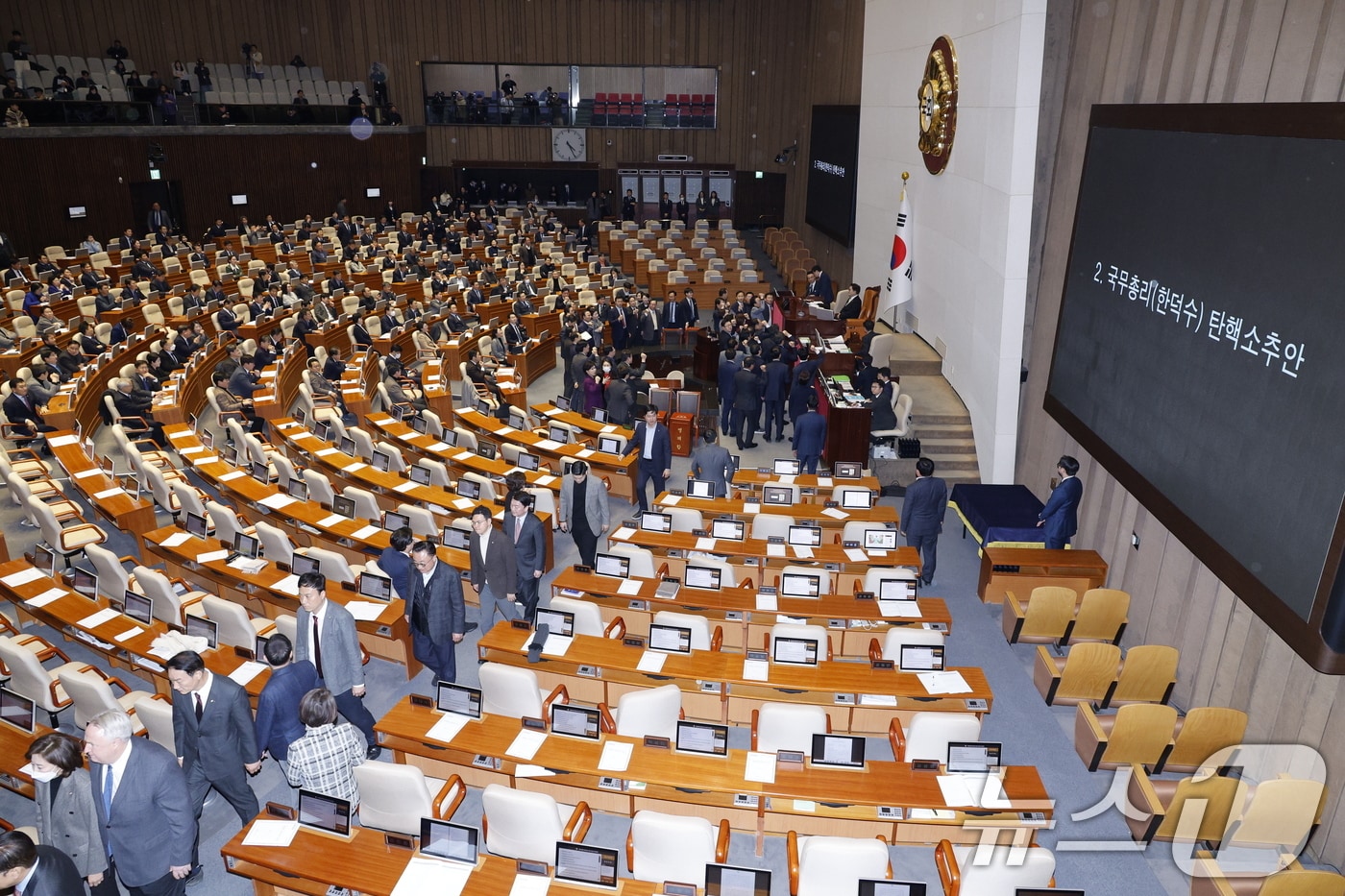 국민의힘 의원들이 27일 오후 서울 여의도 국회에서 열린 제420회국회&#40;임시회&#41; 제2차 본회의에서 한덕수 대통령 권한대행 국무총리 탄핵소추안 탄핵 의결 정족수 과반에 대해 항의하며 본회의장을 떠나고 있다. 2024.12.27/뉴스1 ⓒ News1 안은나 기자