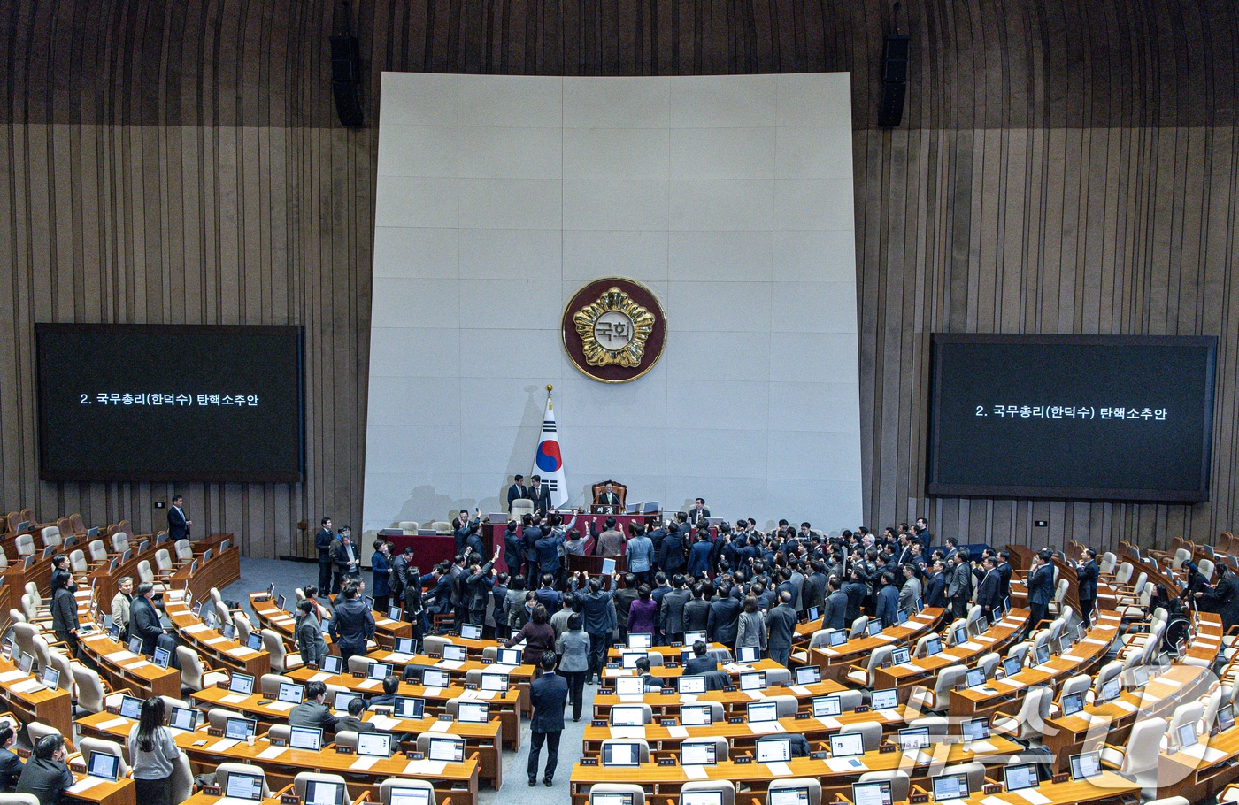 권성동 국민의힘 당 대표 권한대행 겸 원내대표와 의원들이 27일 오후 서울 여의도 국회에서 열린 제420회국회&#40;임시회&#41; 제2차 본회의에서 우원식 국회의장을 향해 한덕수 대통령 권한대행 국무총리 탄핵소추안 의결 관련 항의하는 모습 2024.12.27/뉴스1 ⓒ News1 이재명 기자