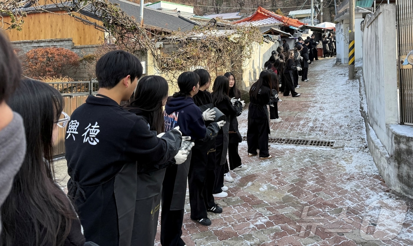 충북 청주 흥덕고등학교 학생들이 28일 청주 탑대성동에서 연탄배달 봉사를 하고 있다.&#40;충북교육청 제공&#41;/뉴스1