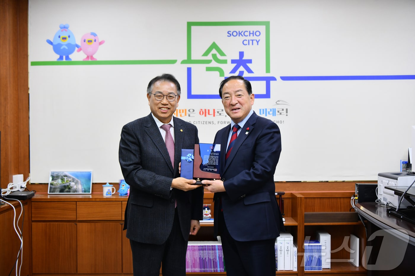 장만순 이북도민회중앙연합회장(사진 왼쪽)이 지난 27일 속초시를 찾아 이병선 시장에게 감사패를 전달하고 있다.(속초시) 2024.12.28/뉴스1