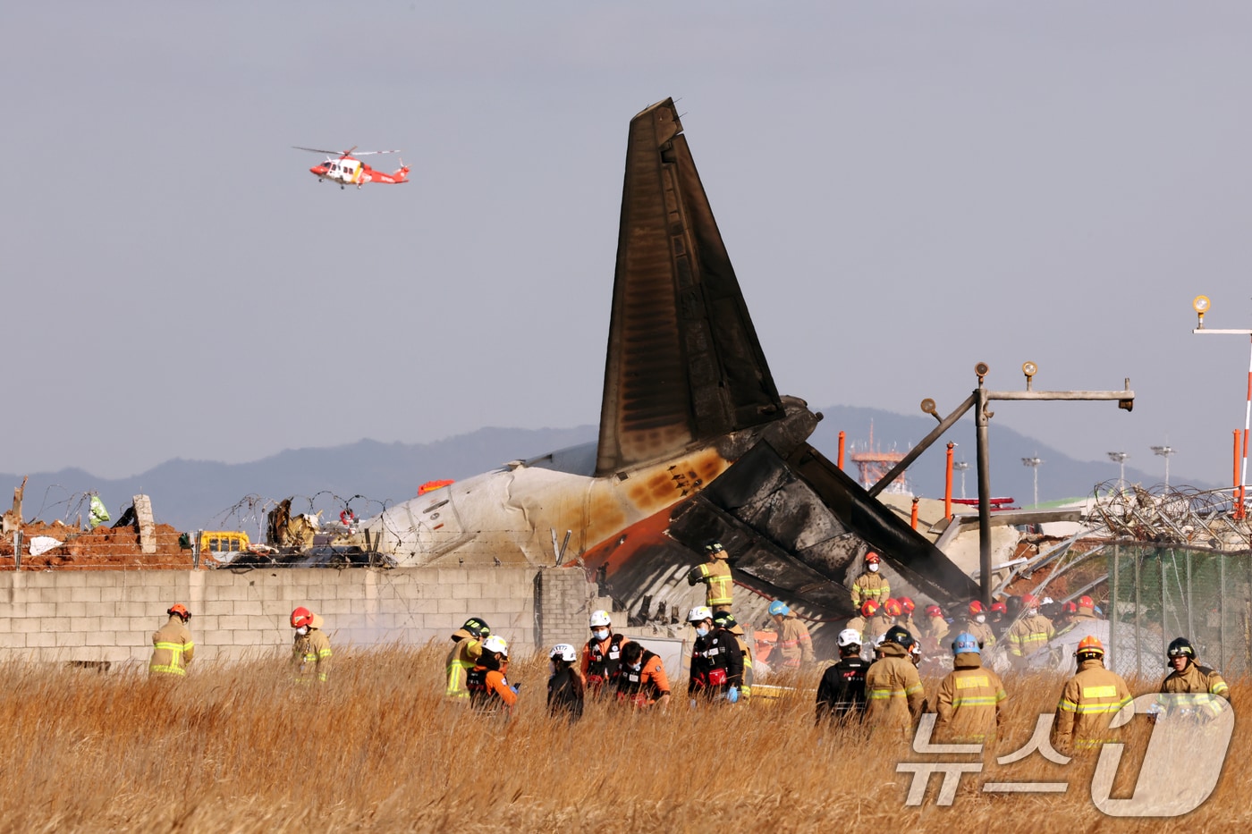 29일 오전 전남 무안국제공항 활주로에 여객기가 추락해 사고 수습이 이뤄지고 있다. 이날 오전 9시 7분쯤 승객과 승무원 181명을 태운 태국발 제주항공 7C2216편 항공기가 무안공항 착륙을 시도하던 중 활주로 외벽에 부딪혀 폭발했다. 2024.12.29/뉴스1 ⓒ News1 김태성 기자