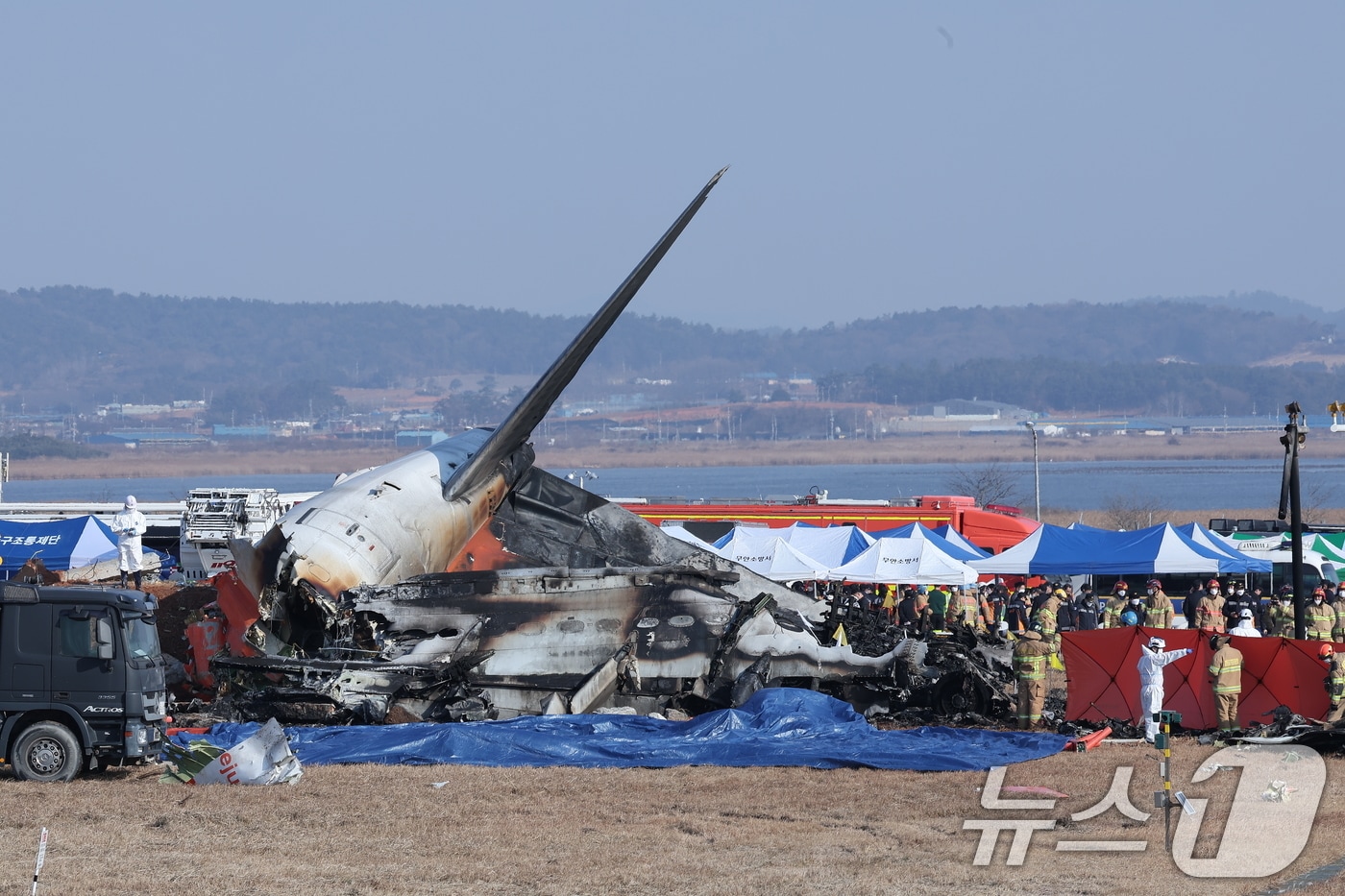 29일 오전 9시 3분께 전남 무안국제공항에서 181명이 탑승한 여객기가 추락해 소방대원들이 사고 수습 작업을 하고 있다.  2024.12.29/뉴스1 ⓒ News1 김성진 기자