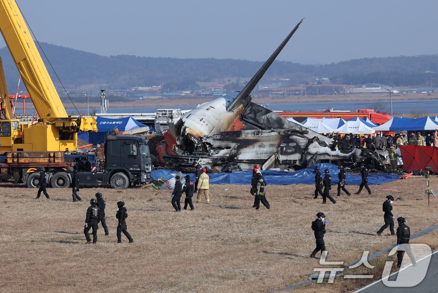 29일 오전 9시 3분께 전남 무안국제공항에서 181명이 탑승한 여객기가 추락해 소방대원들이 사고 수습 작업을 하고 있다. 사고가 난 항공기는 방콕발 제주항공 2216편으로, 랜딩기어 고장으로 동체 착륙하던 중 사고가 난 것으로 파악되고 있다. 소방당국은 긴급 브리핑을 열고 &#34;여객기에 탑승한 181명 중 구조자 2명을 제외한 인원이 모두 사망한 것으로 추정된다＂며 ＂총력을 다해 수습 작업을 진행 중＂이라고 밝혔다. 2024.12.29/뉴스1 ⓒ News1 김성진 기자