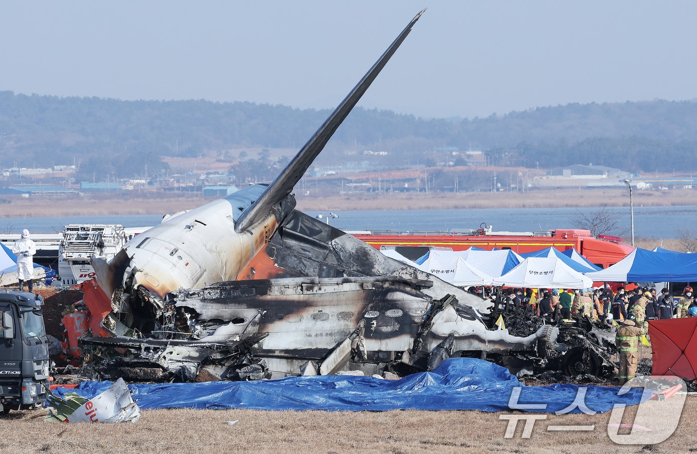 29일 오전 9시 3분께 전남 무안국제공항에서 181명이 탑승한 여객기가 추락해 소방대원들이 사고 수습 작업을 하고 있다. 사고가 난 항공기는 방콕발 제주항공 2216편으로, 랜딩기어 고장으로 동체 착륙하던 중 사고가 난 것으로 파악되고 있다. 2024.12.29/뉴스1 ⓒ News1 김성진 기자