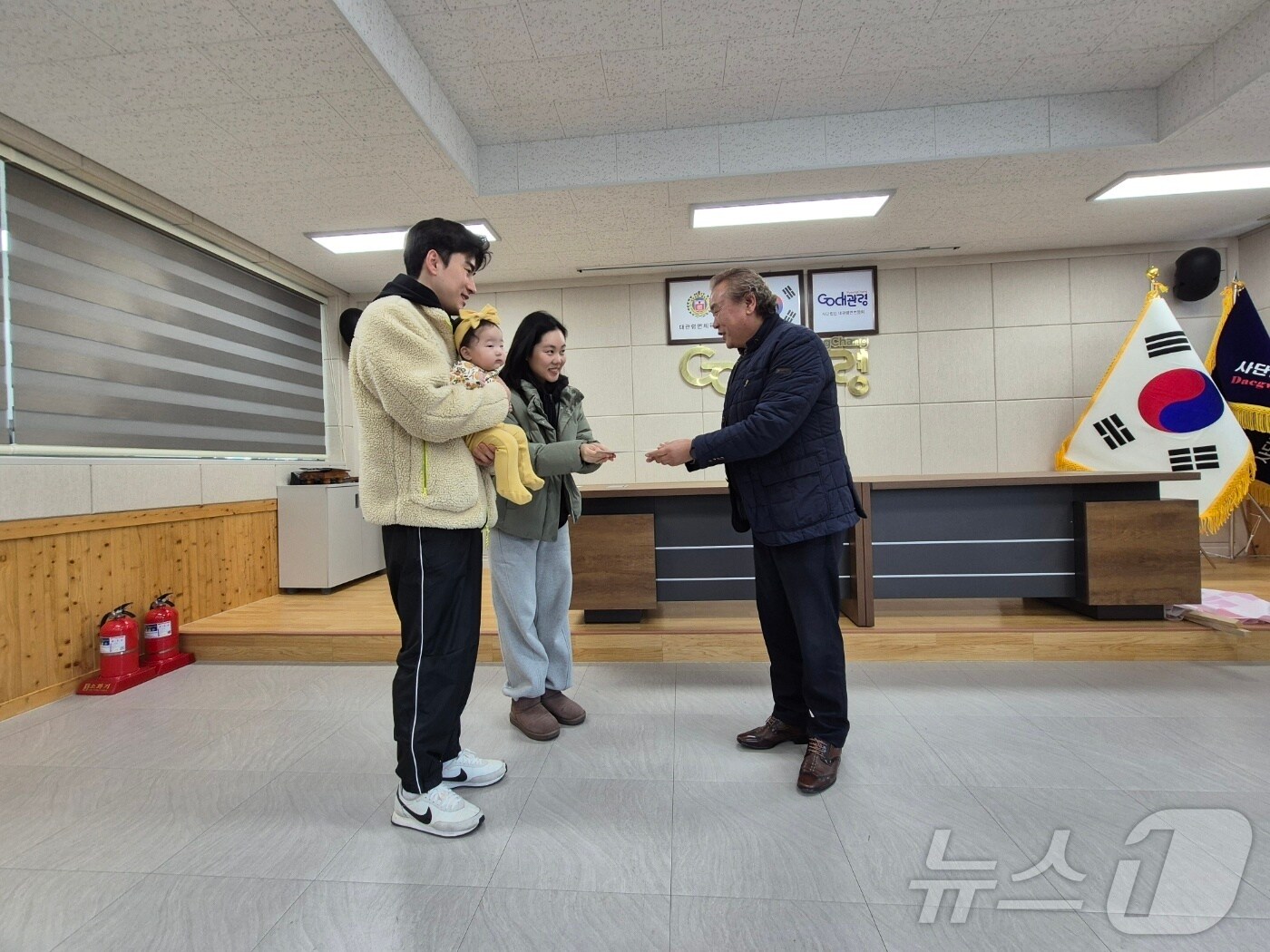 강원 평창군 대관령면 번영회의 출생 축하금 전달 행사 자료 사진. &#40;평창군 제공&#41; 2024.12.29/뉴스1