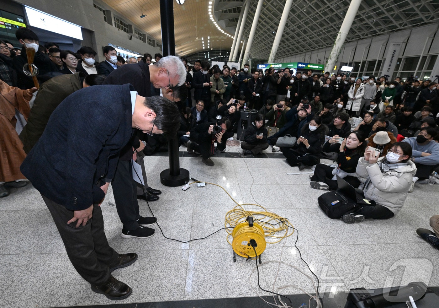 김이배 제주항공 대표 등 경영진이 29일 전남 무안군 무안국제공항에서 여객기 사고와 관련해 유가족들에게 사과하고 있다. &#40;공동취재&#41; &#40;사진은 기사 내용과 무관함&#41; 2024.12.29/뉴스1 ⓒ News1 김태성 기자