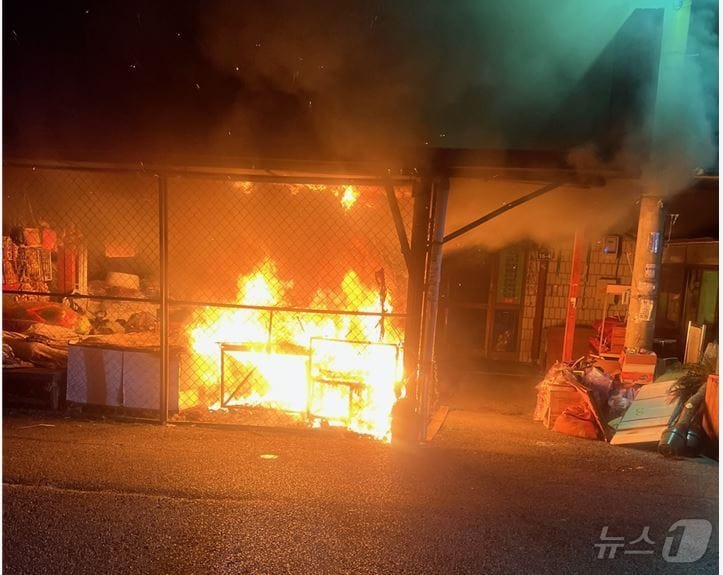 3일 오전 1시 46분쯤 경북 구미시 황상동 이불상가에서 원인을 알 수 없는 불이 났다.(경북소방본부 제공) 2024.12.3/뉴스1