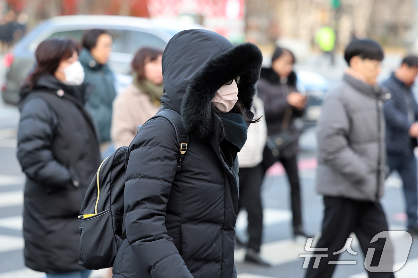 서울 세종대로사거리에서 출근길 시민들이 발걸음을 재촉하고 있다. 2024.12.3/뉴스1 ⓒ News1 황기선 기자