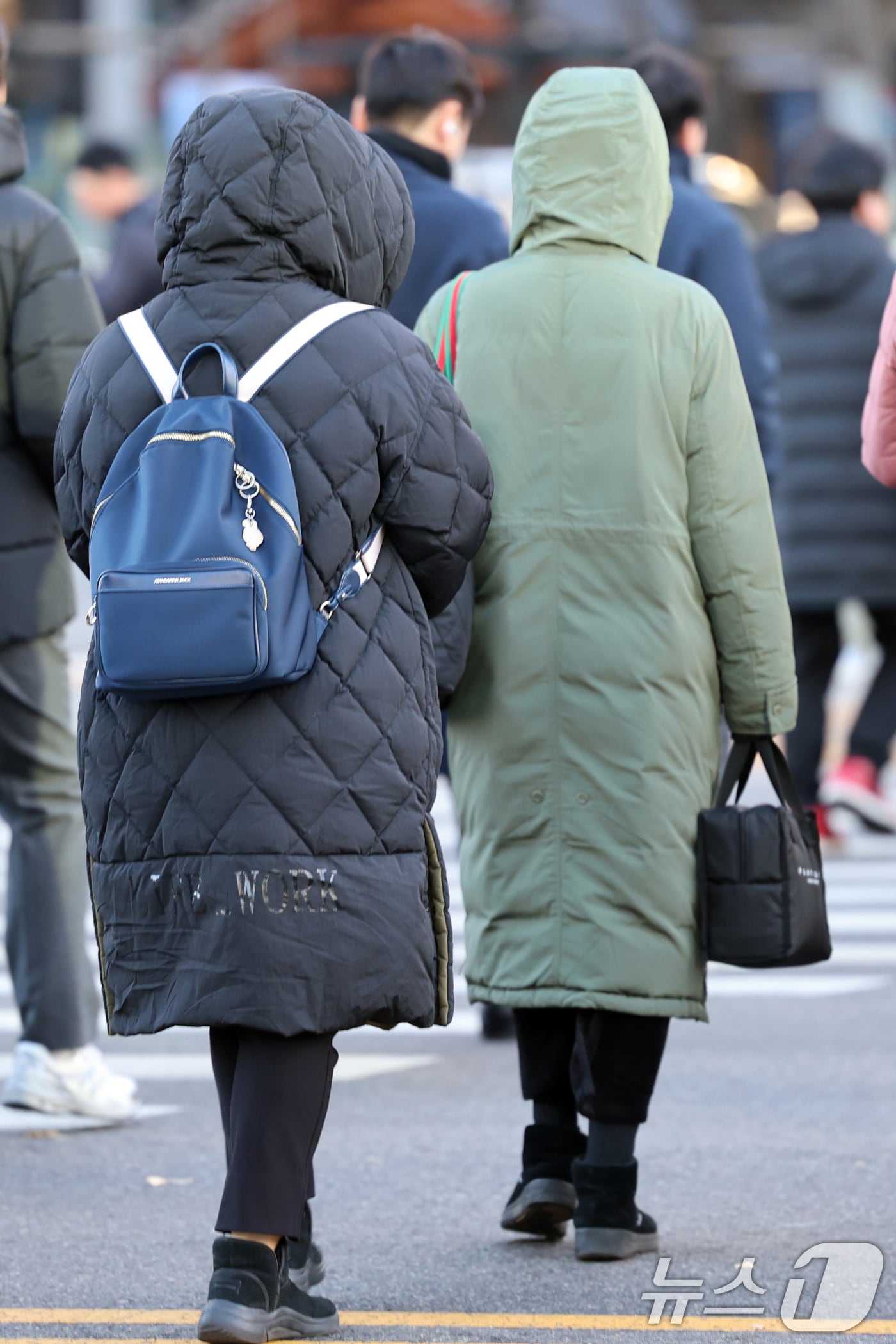 출근길 시민들이 발걸음을 재촉하고 있다. /뉴스1 ⓒ News1 황기선 기자