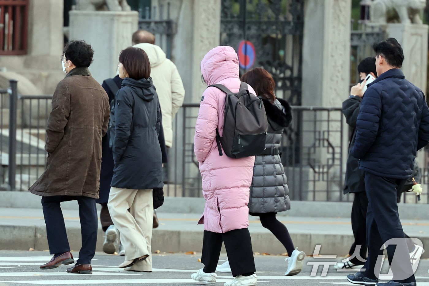 서울 세종대로사거리에서 출근길 시민들이 발걸음을 재촉하고 있다. 2024.12.3/뉴스1 ⓒ News1 황기선 기자