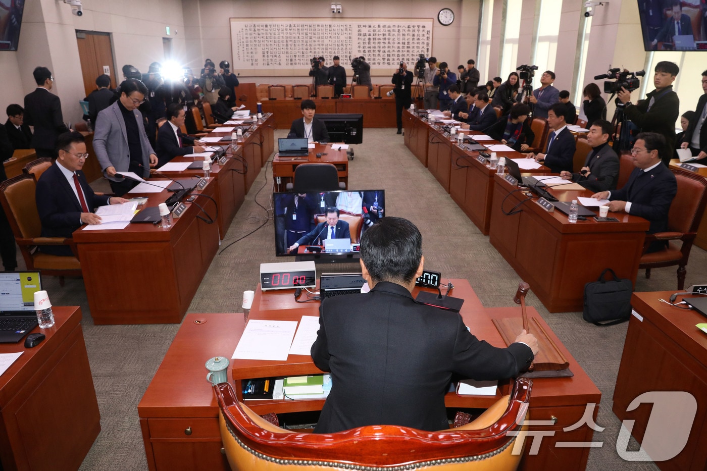 정청래 국회 법사위원장이 3일 오전 서울 여의도 국회에서 열린 법제사법위원회 전체회의에서 의사봉을 두드리고 있다. 2024.12.3/뉴스1 ⓒ News1 이광호 기자