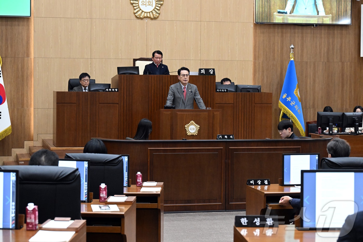 이순걸 울주군수가 3일 울주군의회에서 열린 제235회 정례회 제2차 본회의에서 2025년도 당초예산안과 관련한 시정연설을 하고 있다. &#40;울주군의회 제공&#41;