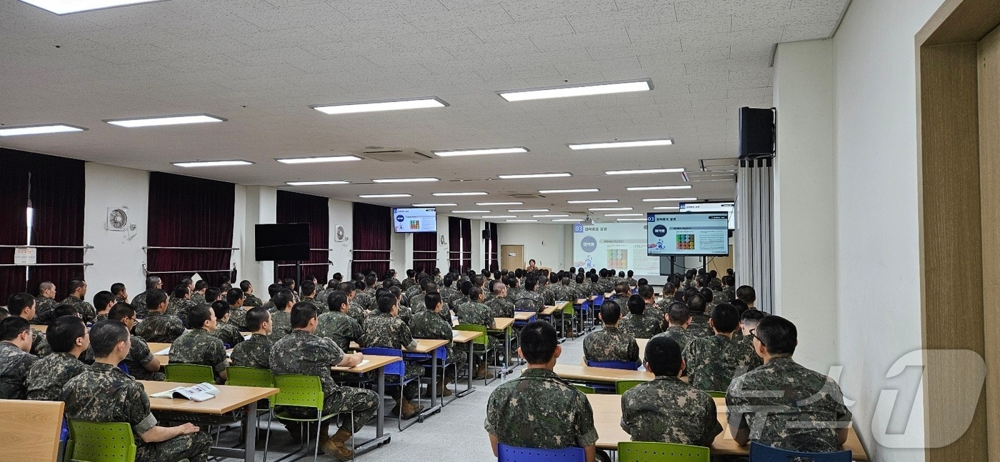 한국마약퇴치운동본부 강원함께한걸음센터는 3일 도내 한 신병교육대에서 군인 마약류 예방 교육을 실시했다.&#40;한국마약퇴치운동본부 강원함께한걸음센터 제공&#41; 2024.12.3/뉴스1