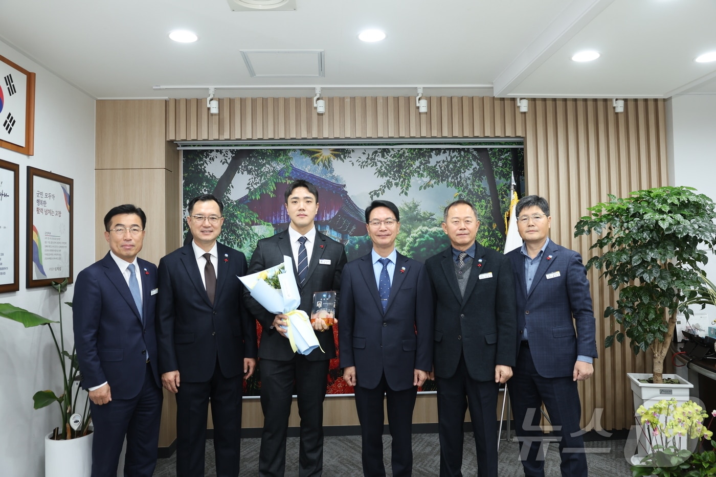 고창군이 3일 ‘제7대 일일 명예 청년군수’로 김진수(왼쪽 세번째) 씨를 위촉했다.(고창군 제공)2024.12.3/뉴스1